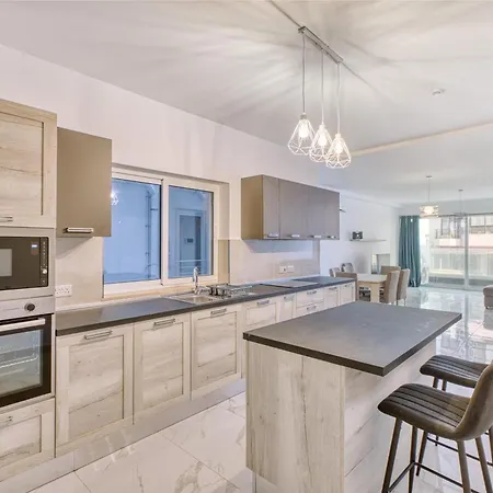 Prime Qawra With Balcony, Ac, Full Kitchen & Wifi By 360 Estates St. Paul's Bay