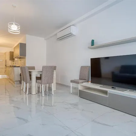 Apartment Prime Qawra With Balcony, Ac, Full Kitchen & Wifi By 360 Estates