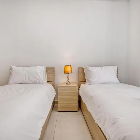 Апартаменты Prime Qawra With Balcony, Ac, Full Kitchen & Wifi By 360 Estates *