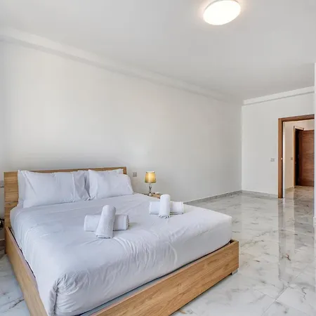 Апартаменты Prime Qawra With Balcony, Ac, Full Kitchen & Wifi By 360 Estates